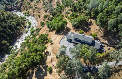 Ahwahnee House | Rivertop Hideaway with HUGE views-Hot Tub-EV-more!