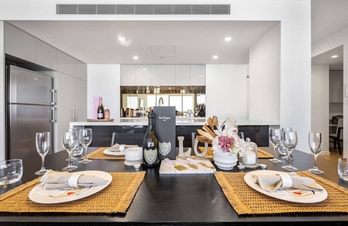 Milton Apartment | Riverview 3Beds | 2 Carparks | 1Min to Train&Cafe