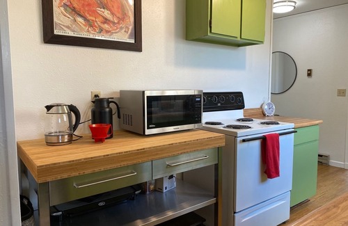 Astoria House | Riverview Downtown Cottage