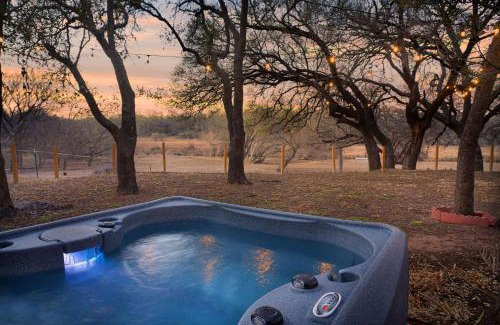 Stonewall House | Riverview Ranch - Hot Tub Fire Pit & More