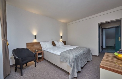 Drobeta-Turnu Severin Hotel | Riviera by Queens