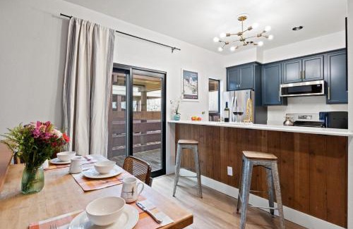 Moose Wilson Road Villa | RMR: Cinquefoil 1612 Condo in The AspensWilsonWY