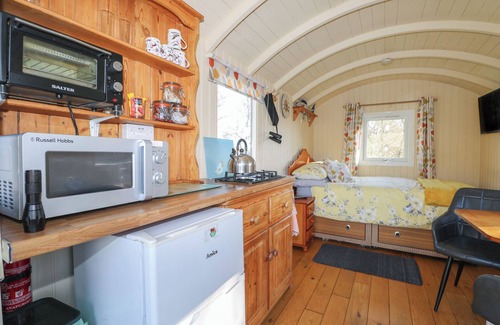 Hadlow Down Cottage | ROACH HUT, pet friendly, character holiday cottage in Crowborough