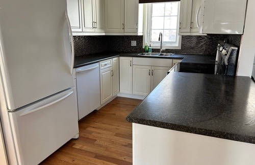 Kenora House | Road access 4 bdrm/2 bath house on Lake of the Woods. Only 2 mins to downtown!