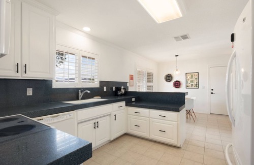 Yucca Valley House | 💦 Roadrunner Inn - Pool, Hot Tub, BBQ and Fire Pit! 💦