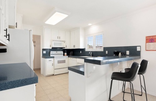 Yucca Valley House | 💦 Roadrunner Inn - Pool, Hot Tub, BBQ and Fire Pit! 💦