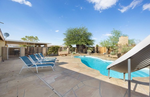 Yucca Valley House | 💦 Roadrunner Inn - Pool, Hot Tub, BBQ and Fire Pit! 💦