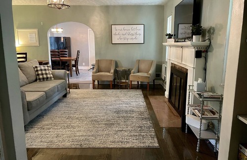 Roanoke House | Roanoke Retreat- close to airport & downtown