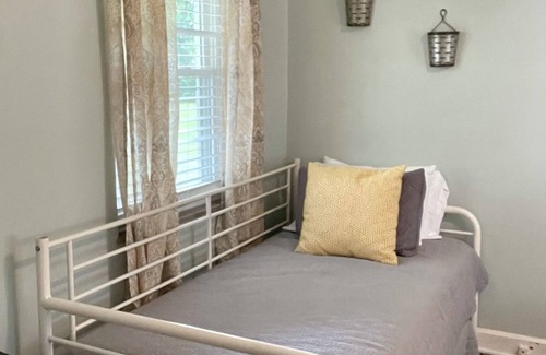 Roanoke House | Roanoke Retreat- close to airport & downtown