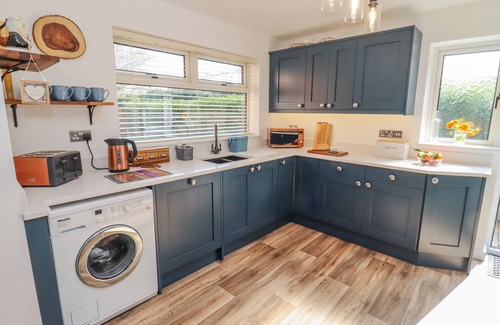 Adderbury Cottage | ROBELLEN CORNER, family friendly, with a garden in Adderbury