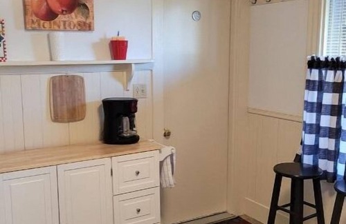 East Haven Rutland County Apartment | Roberts ave. Immaculate Rental For Nurses Apt D