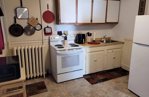 East Haven Rutland County Apartment | Roberts ave. Immaculate Rental For Nurses Apt D