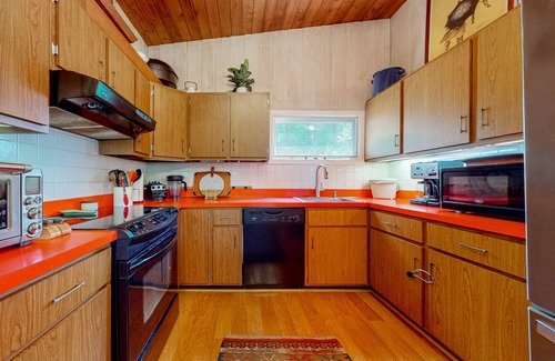West Townshend House | Robin's Perch | House in Townshend with mountain view & hot tub