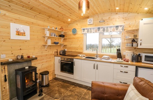 Napton-on-the-Hill Cottage | ROBINS NEST, pet friendly, with a garden in Napton-On-The-Hill