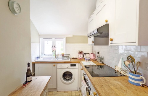 Billingshurst Cottage | Robins Rest, Billingshurst - sleeps 4 guests in 2 bedrooms