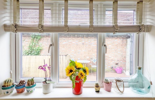 Billingshurst Cottage | Robins Rest, Billingshurst - sleeps 4 guests in 2 bedrooms