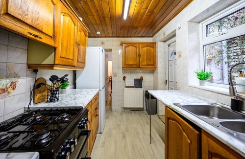 Rochdale House | Rochdale Retreat - Spacious 4-Bed House 8 beds