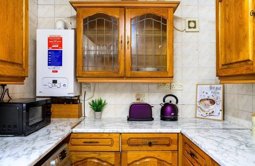 Rochdale House | Rochdale Retreat - Spacious 4-Bed House 8 beds
