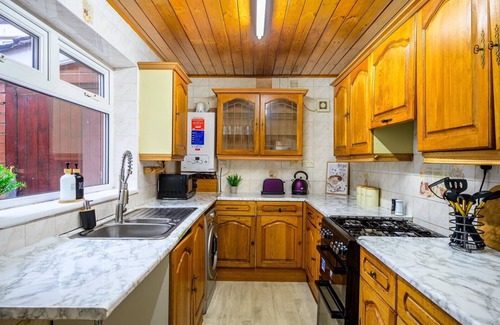 Rochdale House | Rochdale Retreat - Spacious 4-Bed House 8 beds