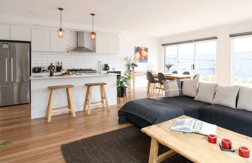 Trentham House | Rock Cottage Summary: