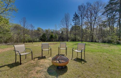 Rock Hill House | Rock Hill Cottage with Spacious Yard and Fire Pit!