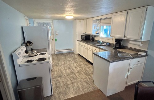 Shipshewana House | Rocks Edge 2-bedroom house w/AC, Free Dock space -Fish Lake in Shipshewana, IN
