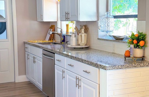 Driftwood House | Rockstar Hideaway Entire Home 2BR + Office Space - Guest Room & Outdoor Patio