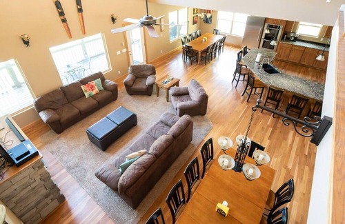 Speedwell House | 'Rockwater' Privacy, Huge Great Room, Double Deck Dock, Hot Tub, Billiards.