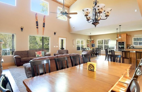 Speedwell House | 'Rockwater' Privacy, Huge Great Room, Double Deck Dock, Hot Tub, Billiards.