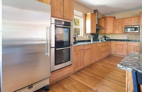 Speedwell House | 'Rockwater' Privacy, Huge Great Room, Double Deck Dock, Hot Tub, Billiards.