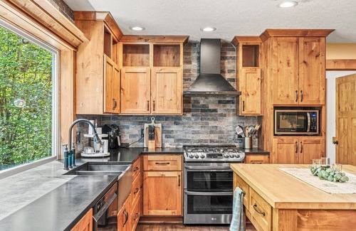 Longview House | Rocky River is a Spacious 5-bedroom house in wonderful Longview with WiFi, AC