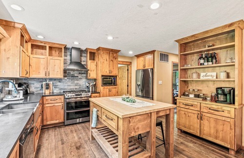 Longview House | Rocky River is a Spacious 5-bedroom house in wonderful Longview with WiFi, AC