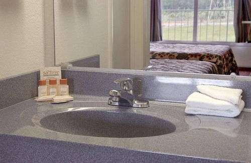 Concord Hotel | Rodeway Inn Concord - Kannapolis