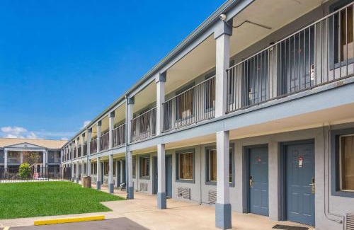 Beaumont Hotel | Rodeway Inn Conference Center