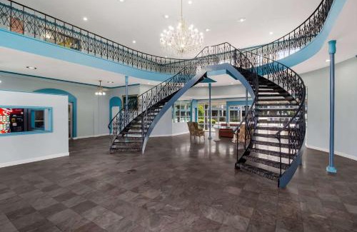 Beaumont Hotel | Rodeway Inn Conference Center