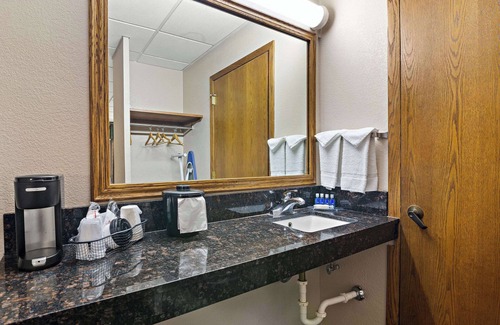 McPherson Hotel | Rodeway Inn McPherson East