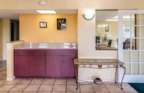 Brookhollow Hotel | Rodeway Inn & Suites Hwy 290 NW