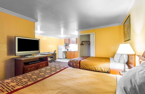 Hayward Hotel | Rodeway Inn & Suites