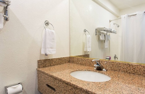 Hayward Hotel | Rodeway Inn & Suites