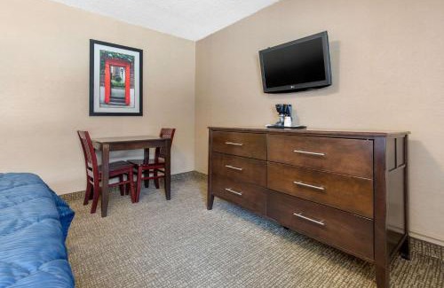 Peterson Park Hotel | Rodeway Inn