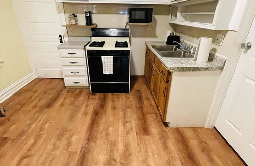 West Ridge Apartment | Rogers Park Cozy 1 bd, 1 bath unit. Gated parking.