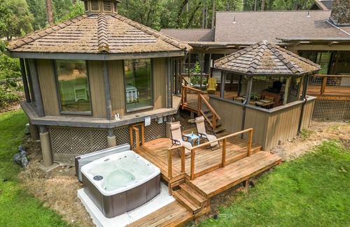 Gold Hill Apartment | Rogue River frontage: private deck & hot tub, exciting interior, river dock, FUN