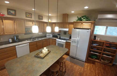 Central Point House | Rogue River Guesthouse - River and Whitewater Views!