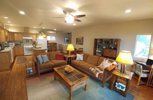 Central Point House | Rogue River Guesthouse - River and Whitewater Views!