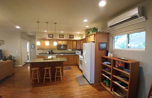Central Point House | Rogue River Guesthouse - River and Whitewater Views!