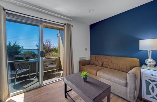 Bodega Bay Hotel | Roman Spa Room - Heart Shape Jacuzzi + Fireplace