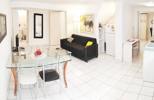 Purpan Apartment | Roman T3 RDC - Two Bedroom Apartment, Sleeps 4