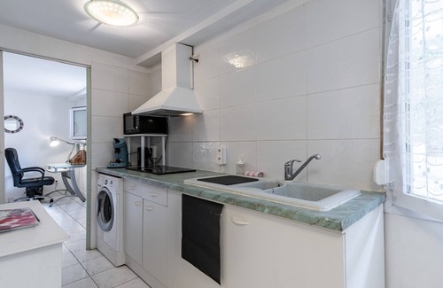 Purpan Apartment | Roman T3 RDC - Two Bedroom Apartment, Sleeps 4