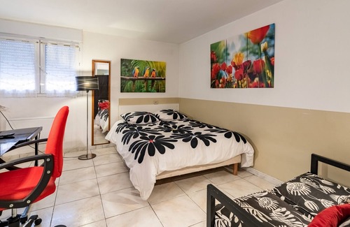 Purpan Apartment | Roman T3 RDC - Two Bedroom Apartment, Sleeps 4
