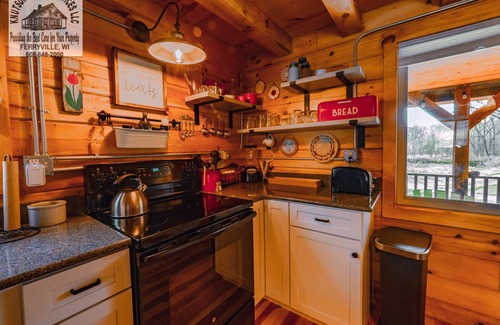 Ferryville Cabin | Romantic and Very Secluded Cozy Creekside Cabin with a Relaxing Hot Tub.